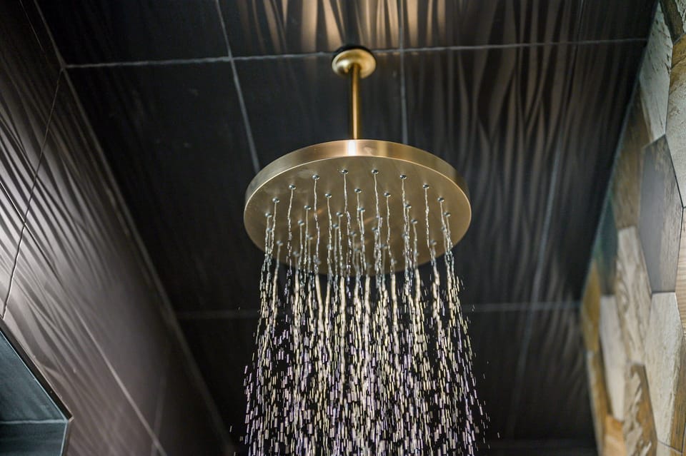 🚿 Rainshower heads in both Master bathrooms add a touch of luxury. 🛁✨