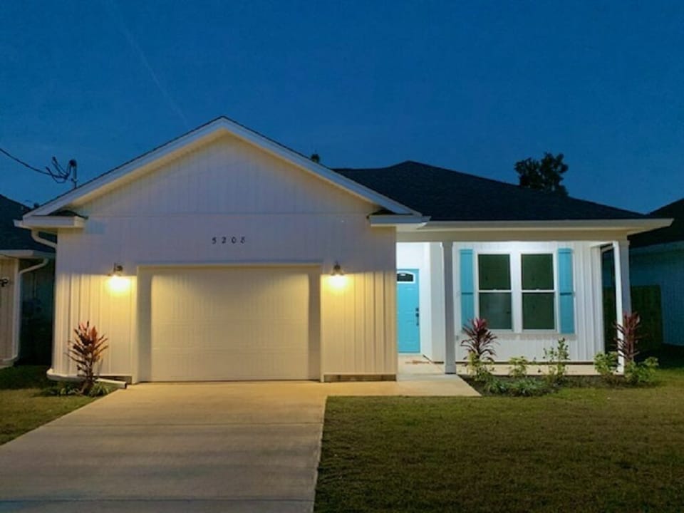 Welcome Home! Cozy cottage minutes from the beach