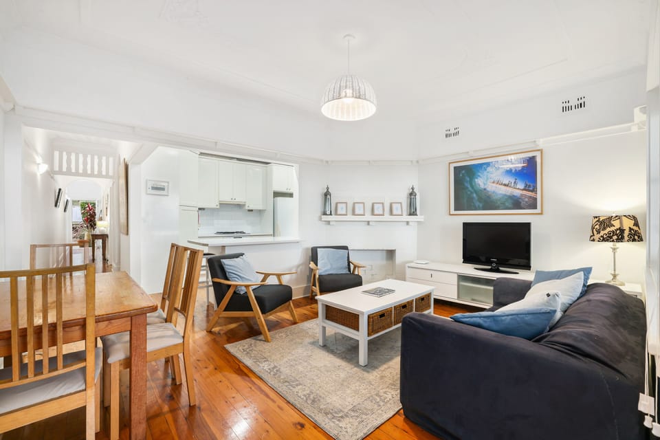 Open plan kitchen, dining and lounge area.