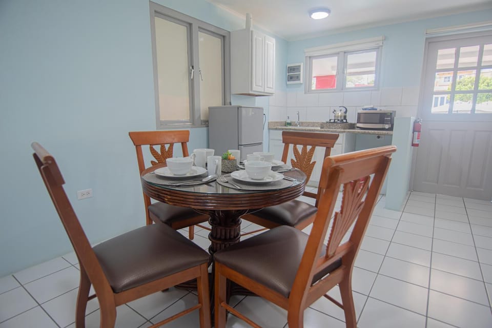 Clean dining and kitchen: the best memeories are made around the table.