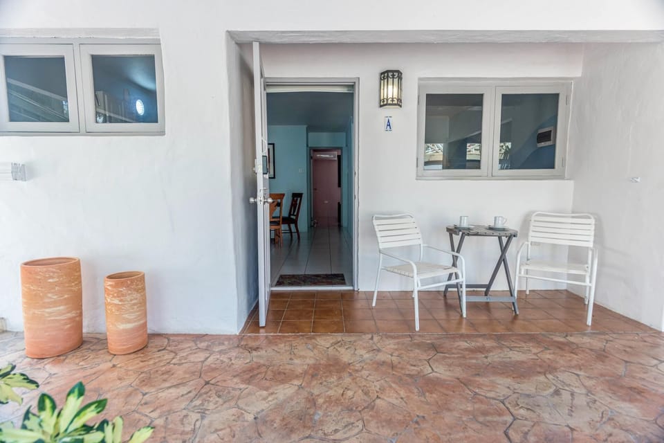 Quiet, Cozy & Central ~ Close to the Beach ~ Pool! (10823)