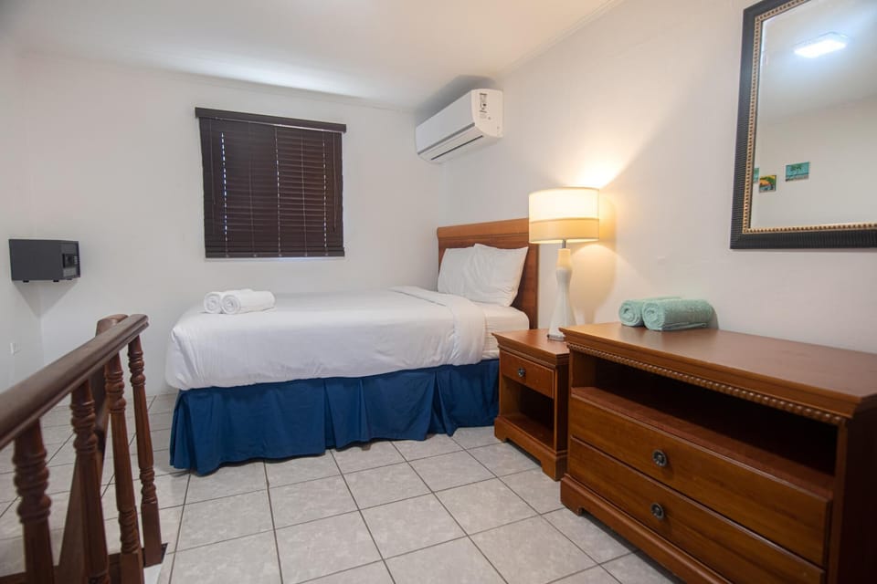 Sunny Pool Haven in the Heart of Aruba ~ Pool~BBQ (10910)
