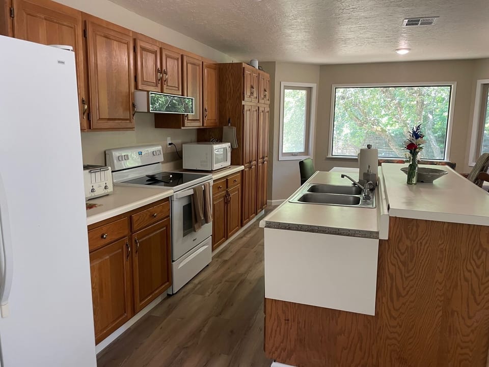 Kitchen
Toaster / Coffee Pot / Range Oven / Hood Fan / Dishwasher