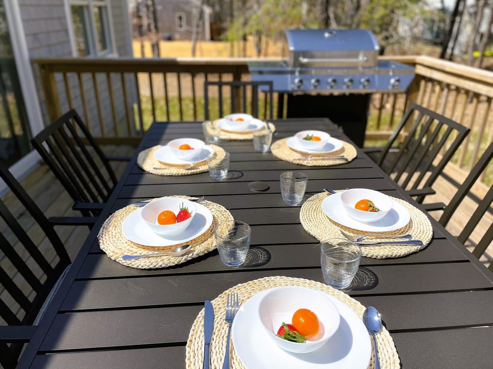 Large outdoor dining with new grill