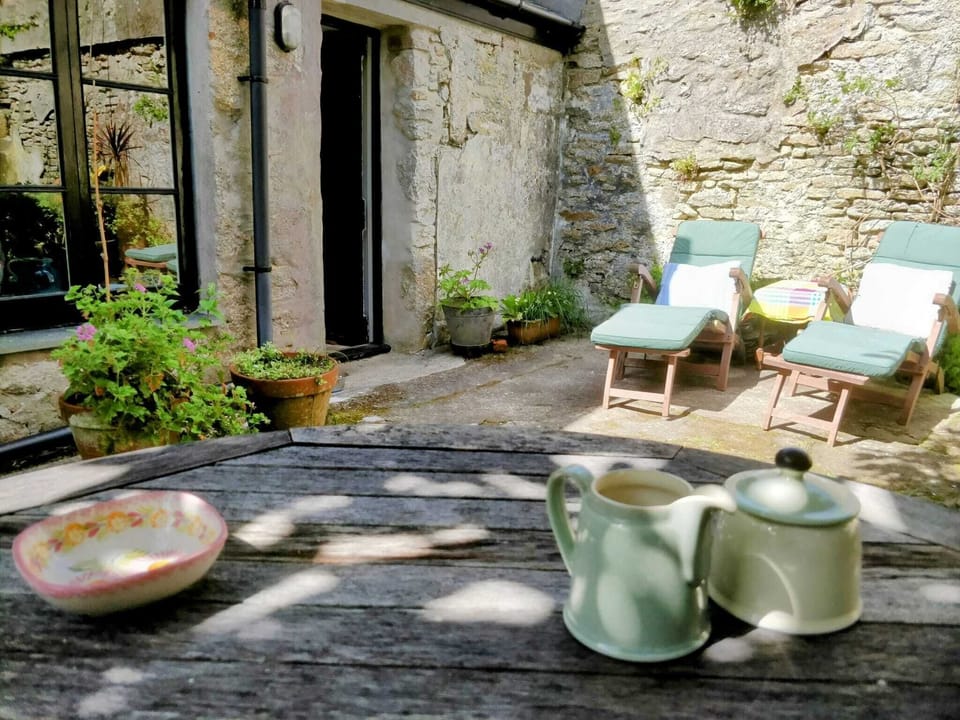 Side access to garden from the street