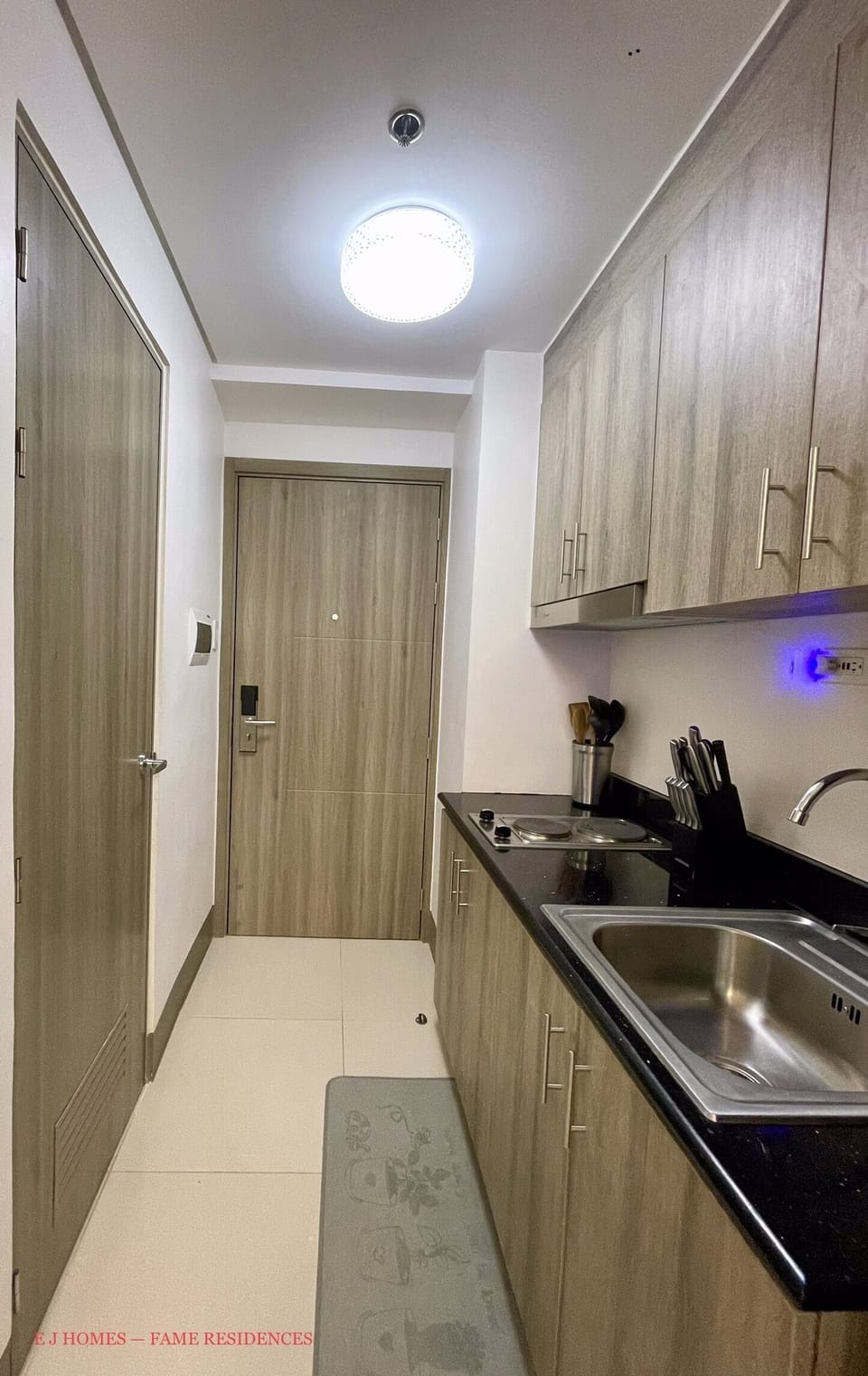 Entryway/ Kitchenette 