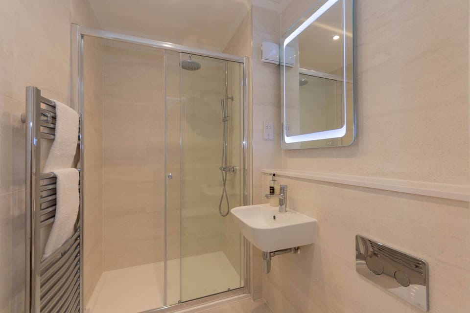 Modern bathroom at 30c The Scores.
