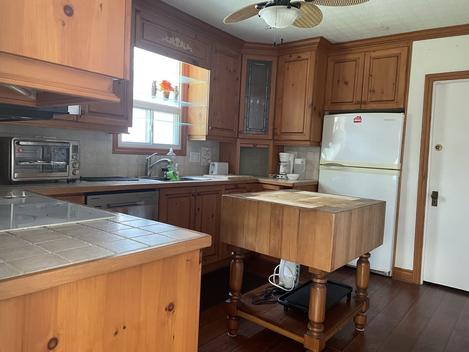 Fully equipped kitchen with cook top, microwave, Airfryer oven, Refrigerator etc