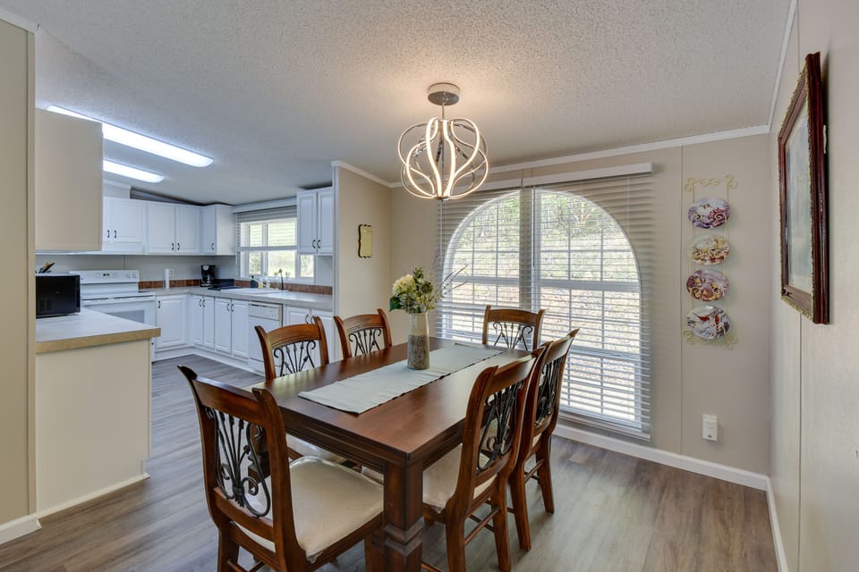 Dining Area | Dishware & Flatware Provided