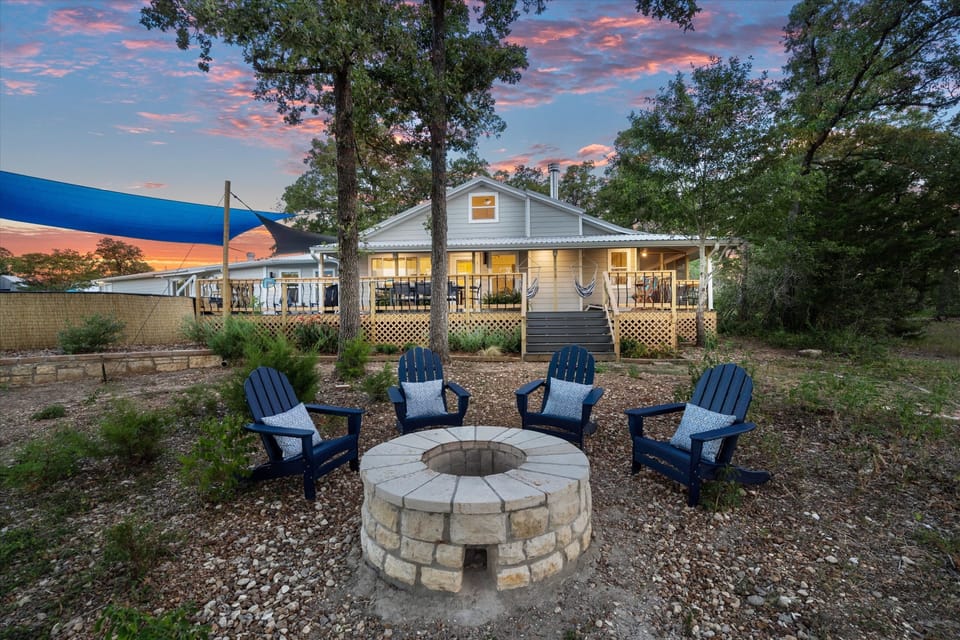 Welcome to the Peaceful Waters Ranch House!