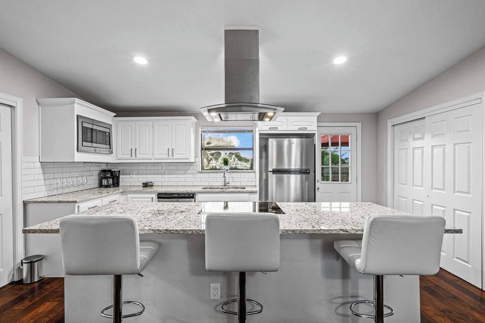 Imagine gathering around our warm and inviting kitchen bar, the hub of connection and casual comfort. Pull up a stool and savor a delicious breakfast, or tap away on your laptop while enjoying a refreshing drink. This versatile space is perfect for q