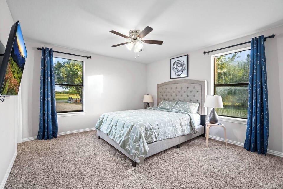 Unwind after a long day with endless entertainment options on the smart TV. Stream your favorite shows, movies, or catch up on the latest news – all at your fingertips.