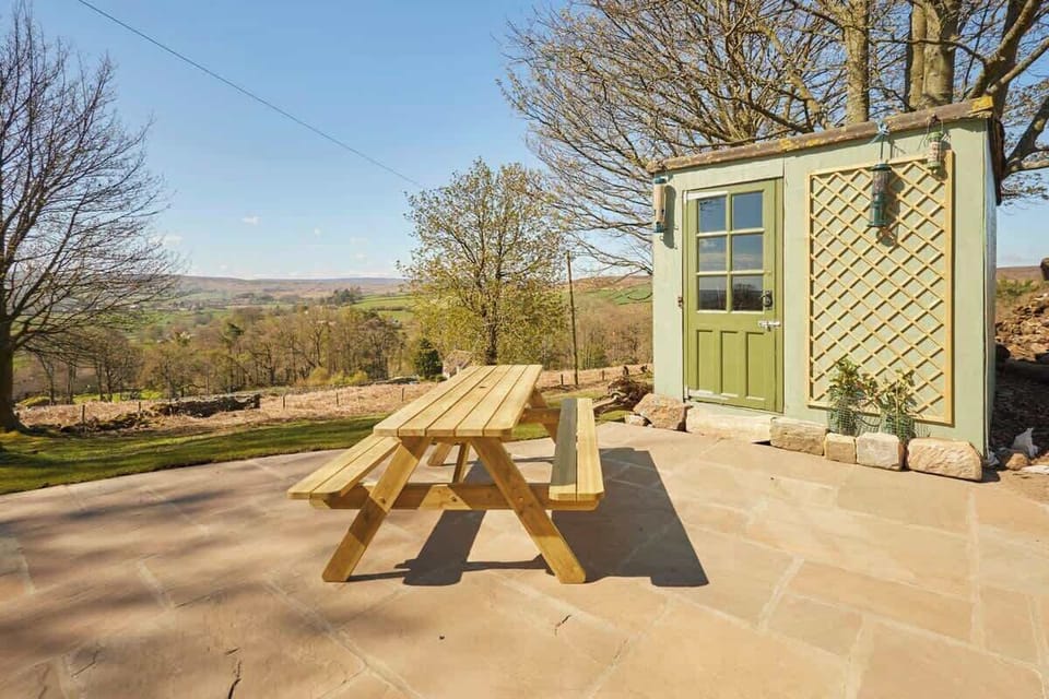 Lop Hall, Danby - Host & Stay