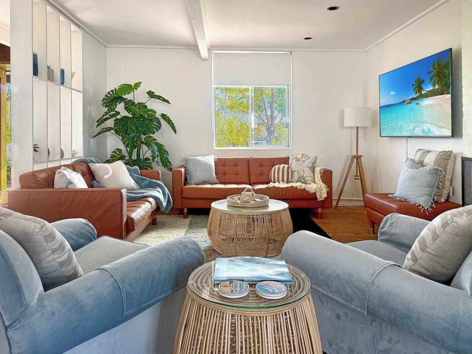 Lounge room with seating for 7