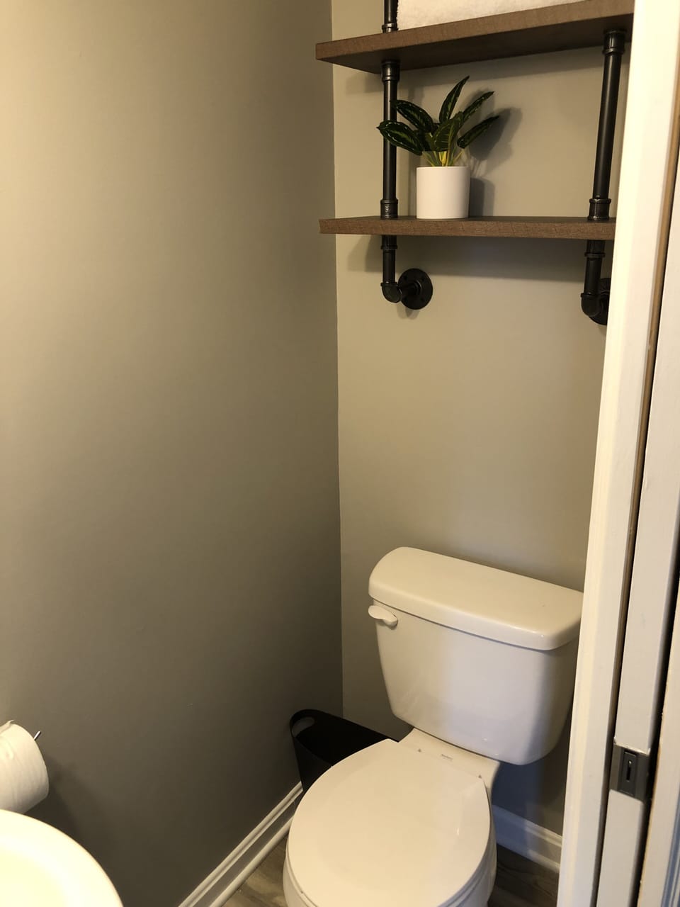 Master 1/2 bath.