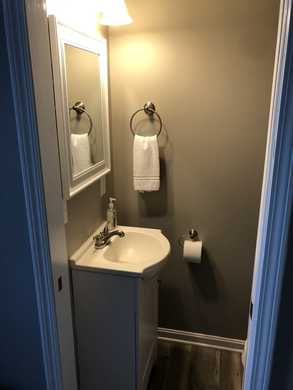 Master 1/2 bath.