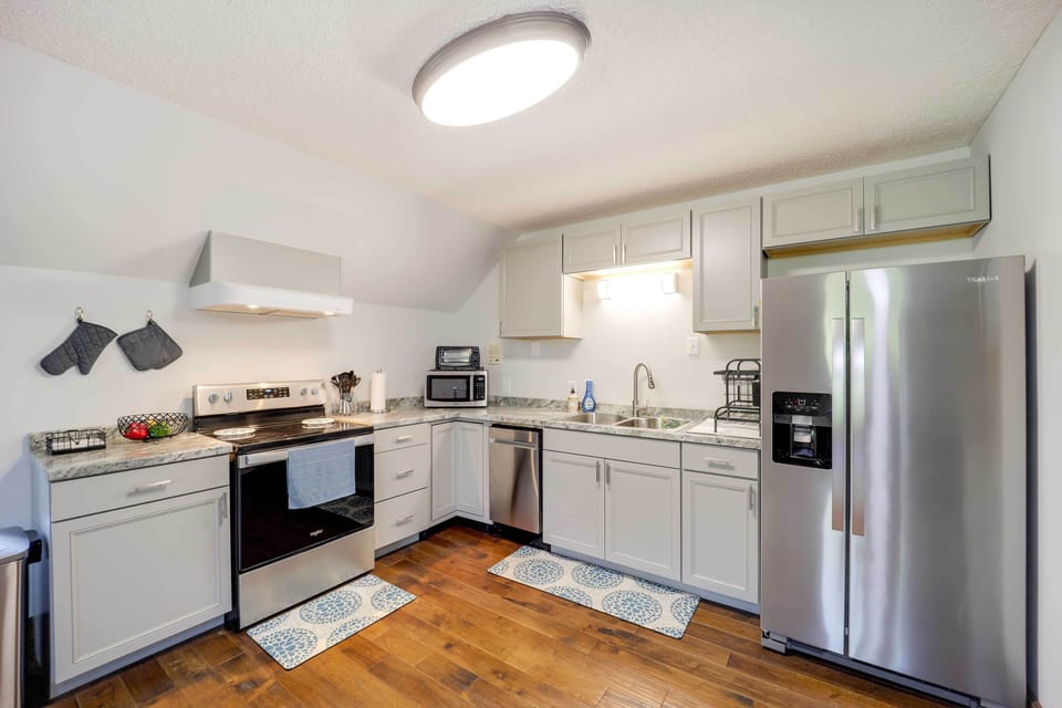 Kitchen | Stainless Steel Appliances w/ Dishwasher | Free WiFi