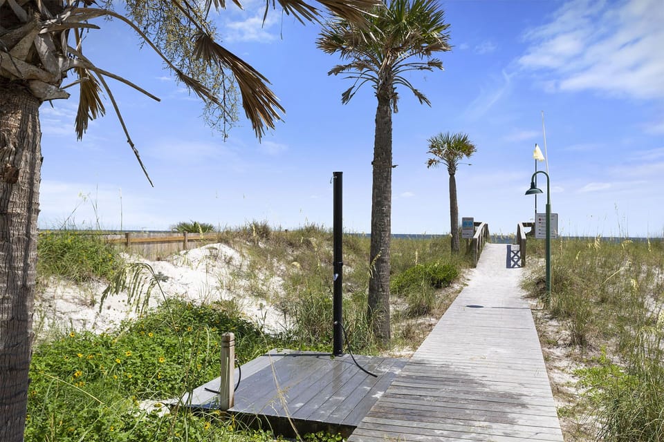 Moreno-Point-Beach-Access-Showers