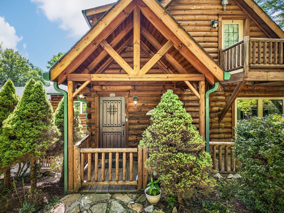 pull up to front door  with no stairs main level cabin