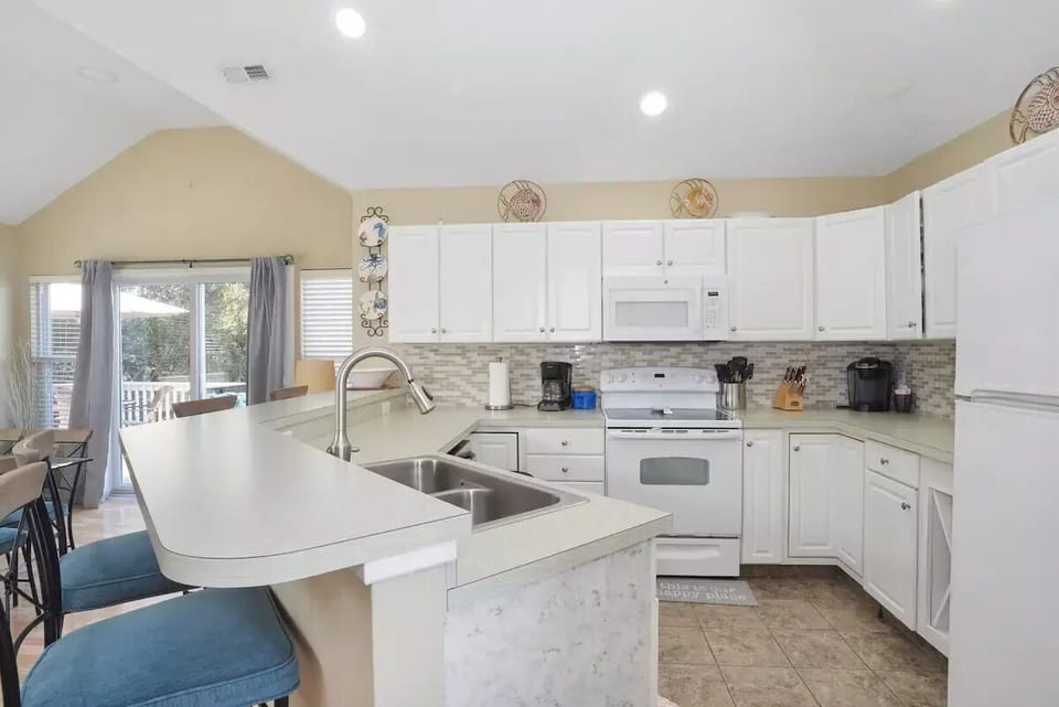 Kitchen and bar area 