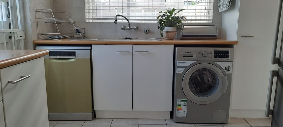 Kitchen with dishwasher and washing machine 