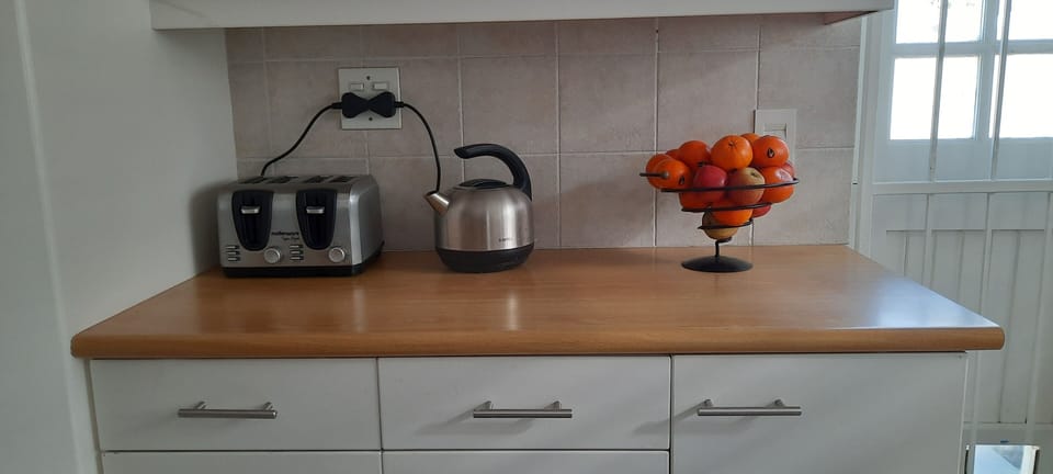 Electric kettle and 4-slice toaster