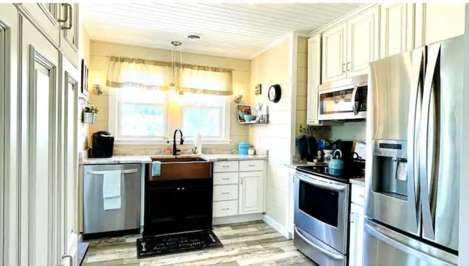 Kitchen has the usual appliances + a small kitchen cart & 2 stools (not shown).