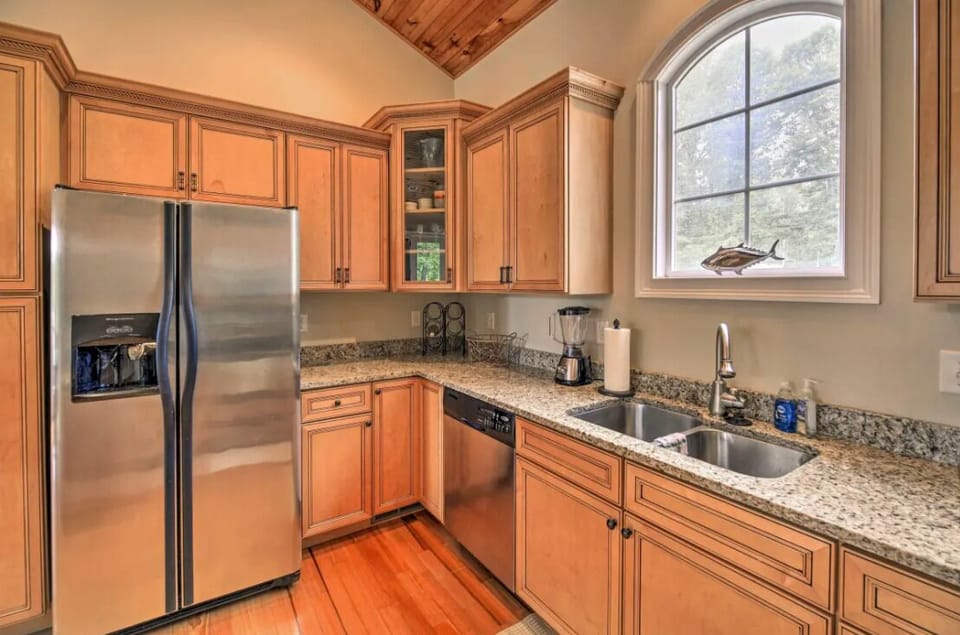 Tastefull cabinets with granite countertops