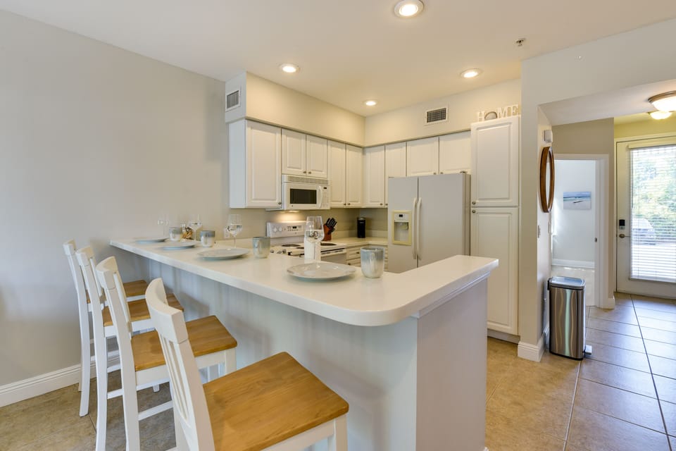 Dining Area | Breakfast Bar | Dishware/Flatware