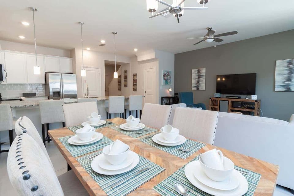 Comfortable dining area and kitchen bar area with 4 barstools.