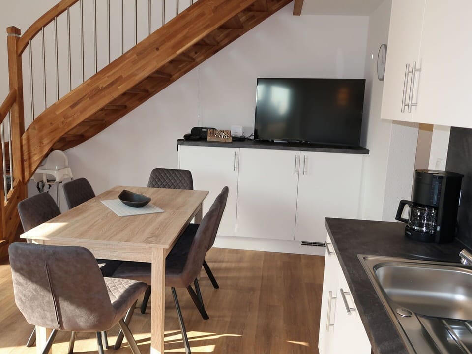 Kitchen Sink, Furniture, Property, Sink, Tap, Cabinetry, Countertop, Wood, Table, Building