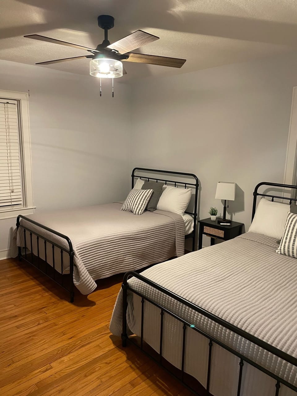 Double bedroom with two full size beds 