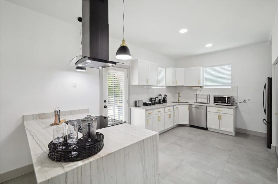 This beautiful, open design creates the perfect atmosphere for culinary creativity with plenty of space to experiment and explore new flavors and ingredients.