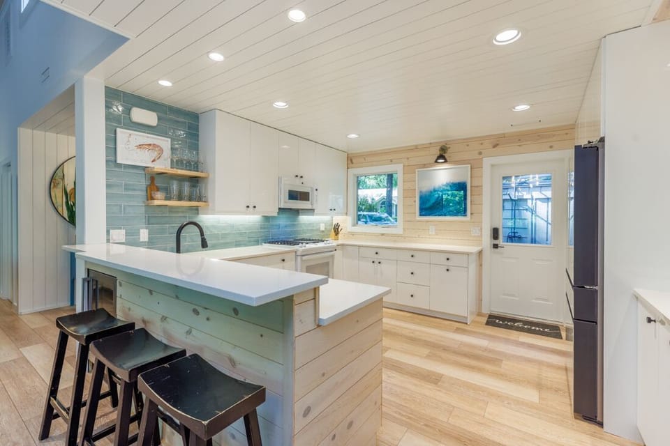 Breakfast Bar and Kitchen