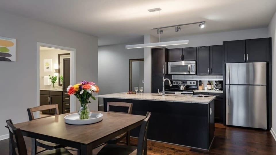 Fully equipped kitchen and dining area