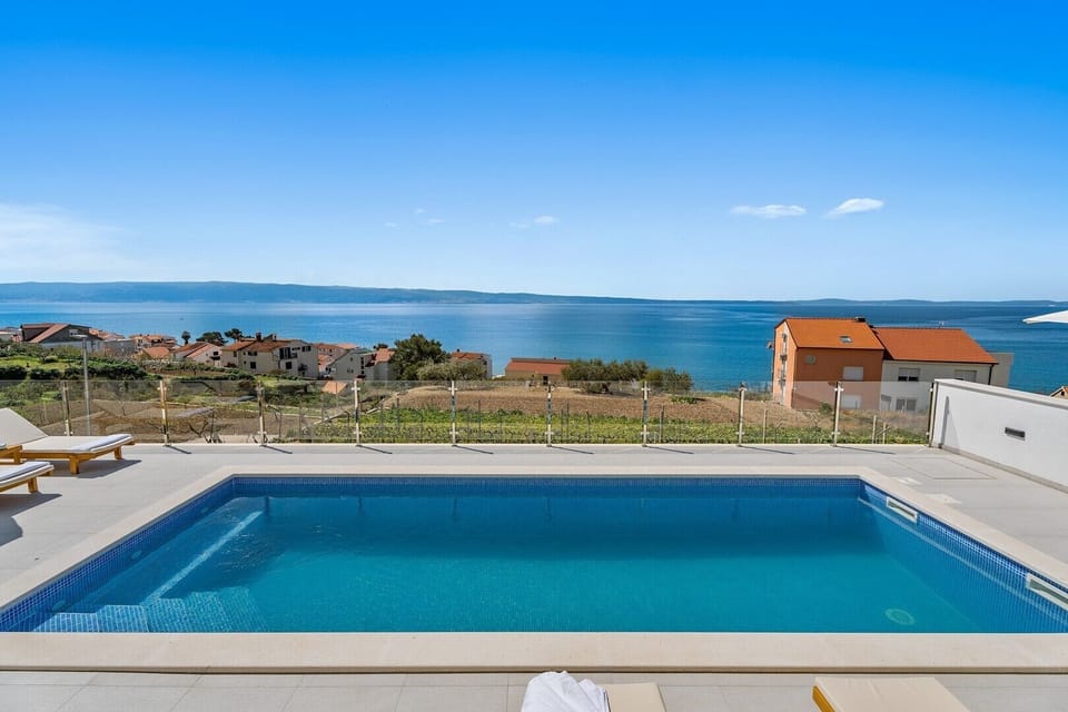 The outdoor offers a private and heated swimming pool 8m x 3m.
