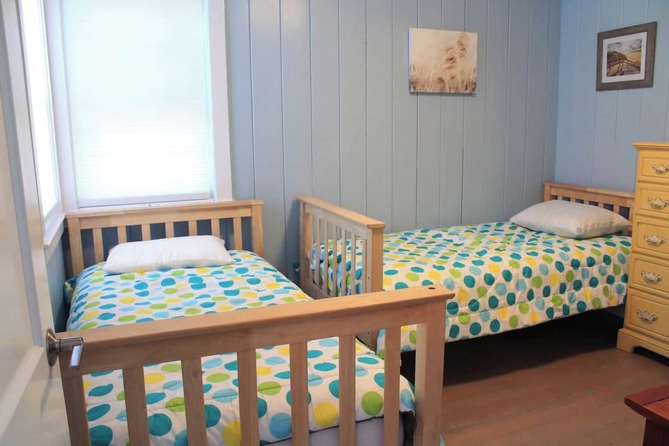 Twin bedroom off kitchen