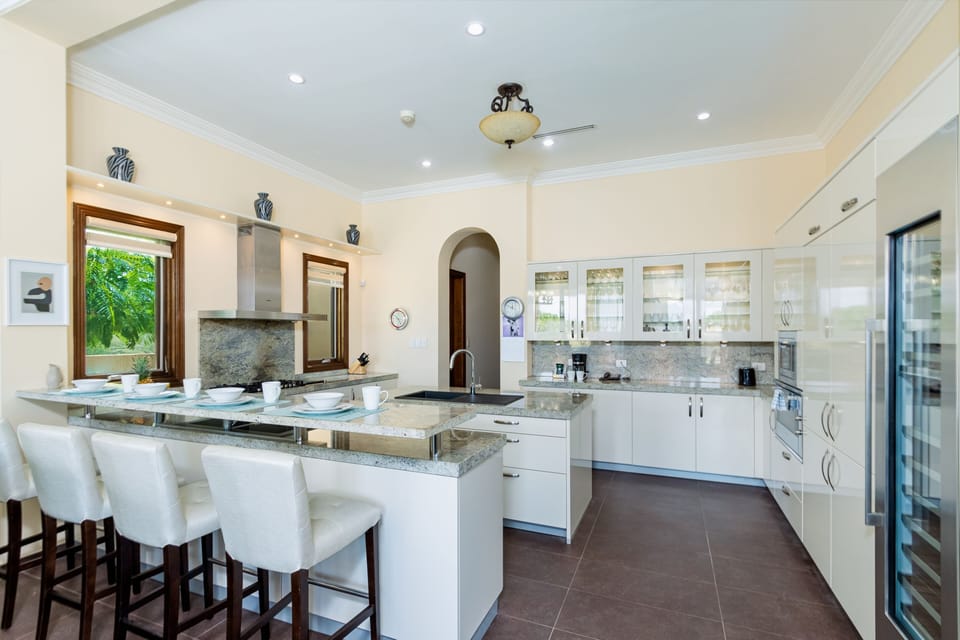 Start your day in style at our chic breakfast bar with high chairs, perfect for leisurely morning coffees or quick bites in an inviting setting.
