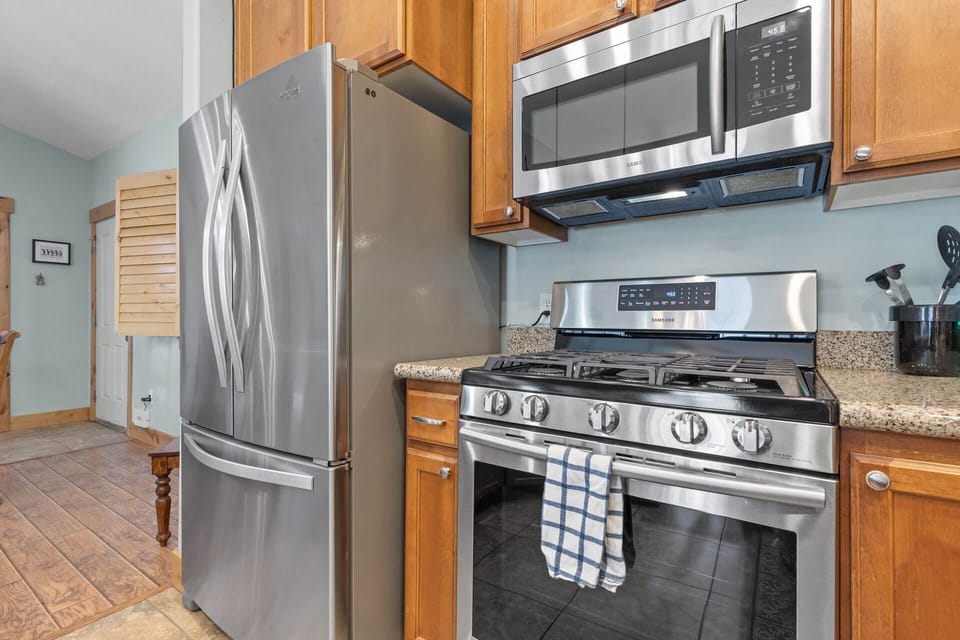 Bear Hollow Lodges 1401: Full kitchen with stainless steel appliances