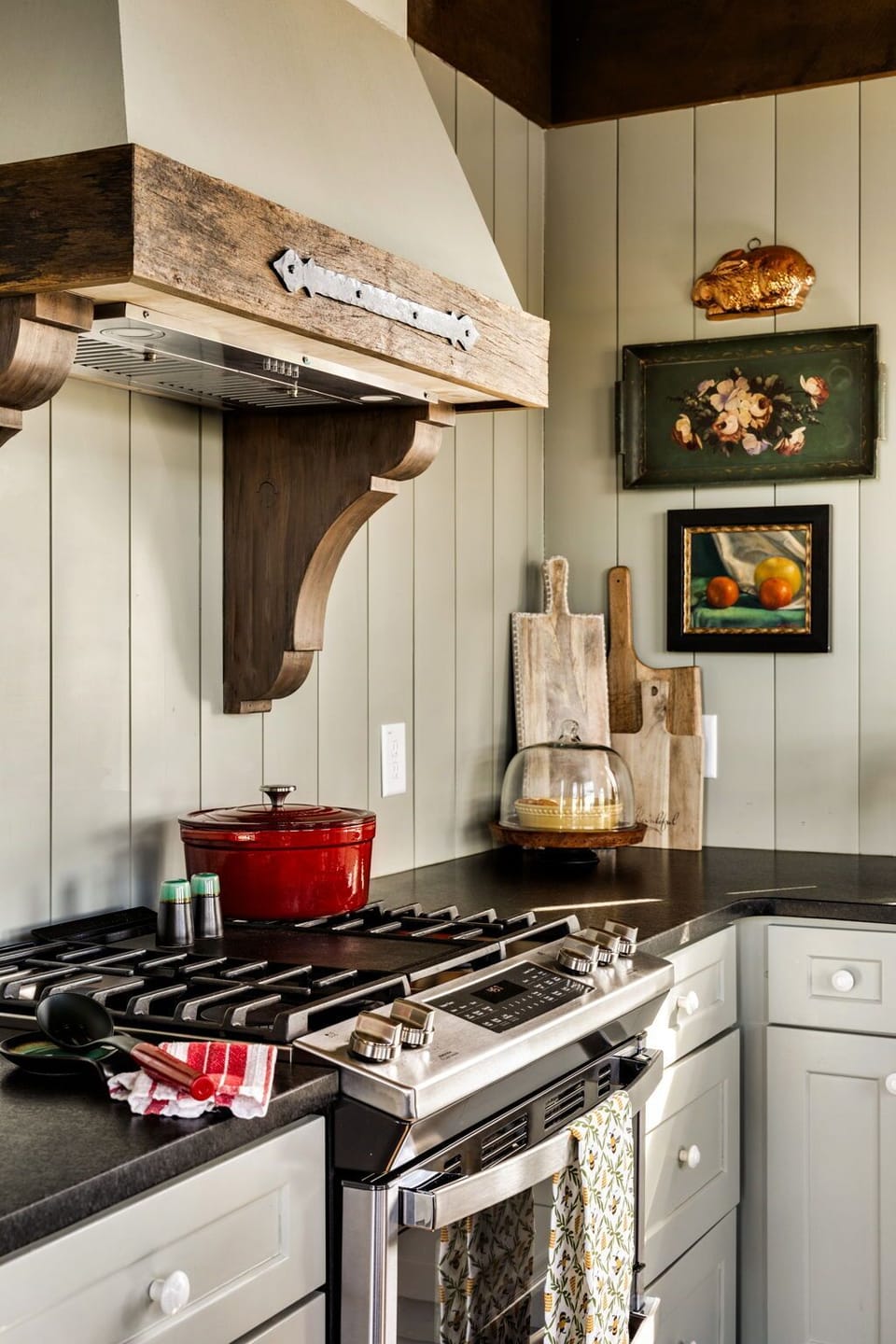 Double gas oven with a spacious cooktop, perfectly equipped to prepare meals for large groups with ease.