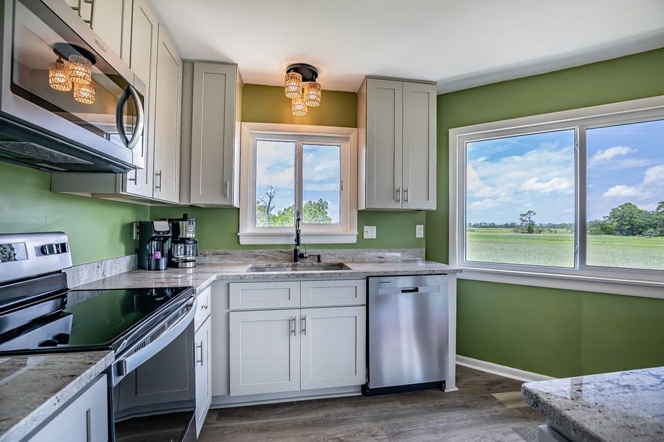 fully equipped, brand new kitchen