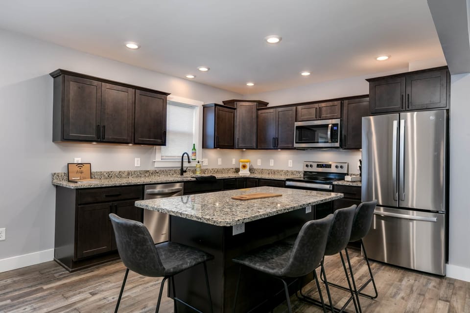 Brand-new eat-in kitchen
