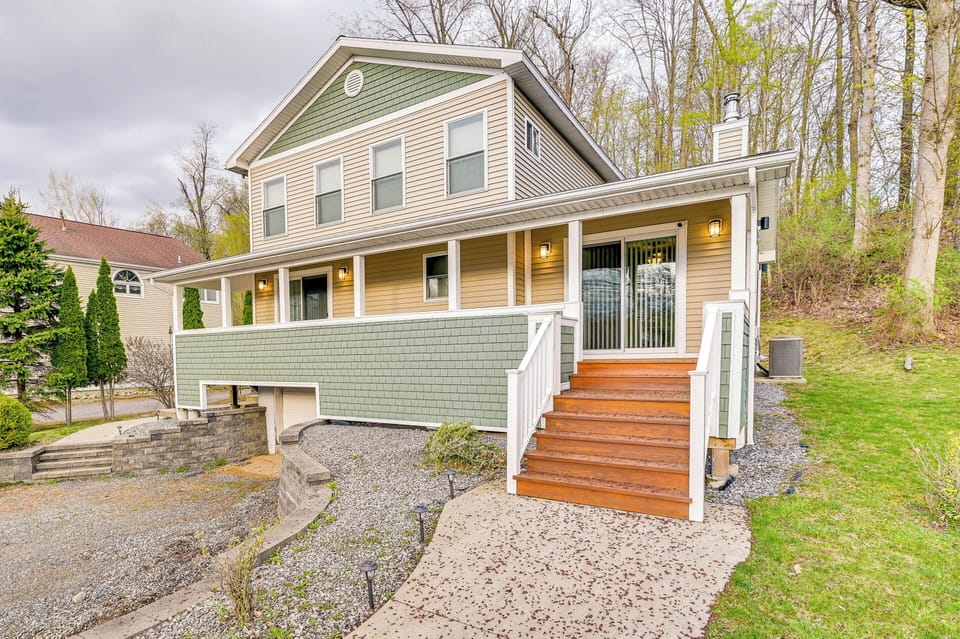 Saratoga Springs Vacation Rental | 3BR | 2BA | Stairs Required | 1,500 Sq Ft