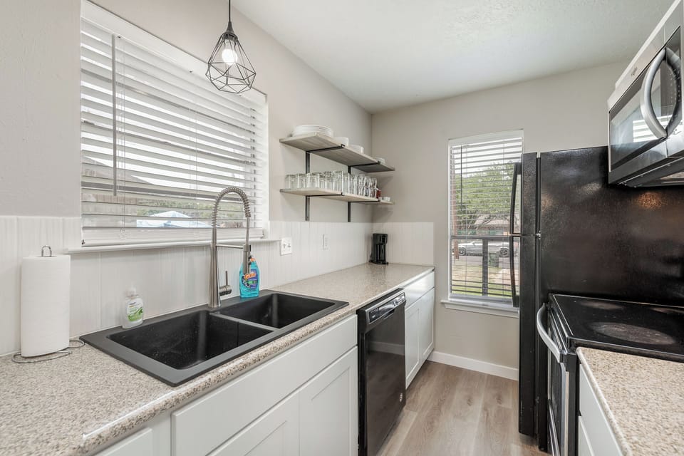 FULL KITCHEN