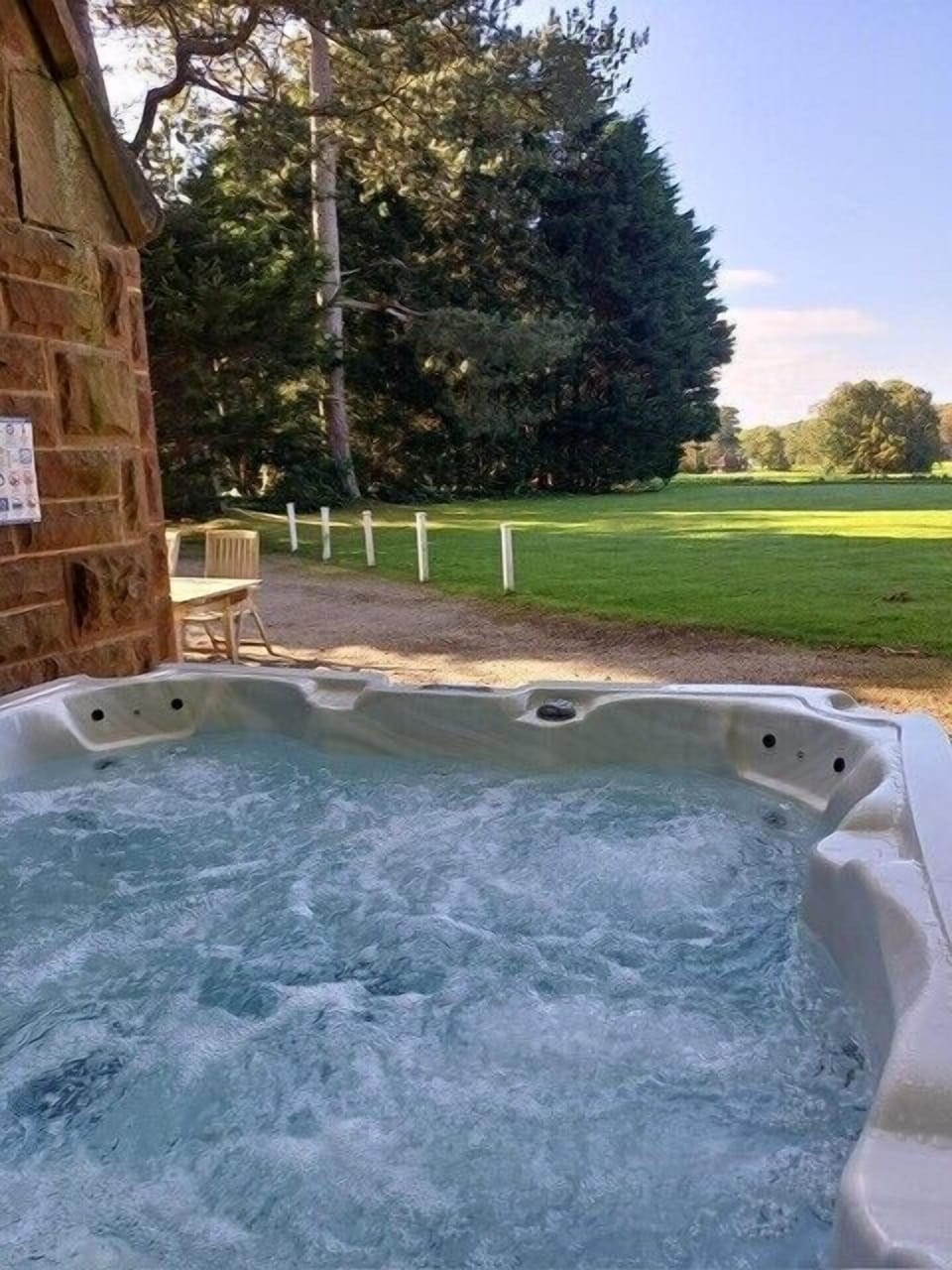 Hot Tub / whirlpool bath (Outdoor)
