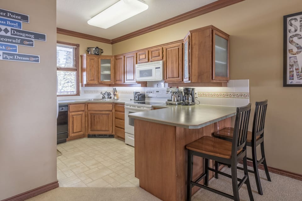 Large Kitchen with Everything you Need 