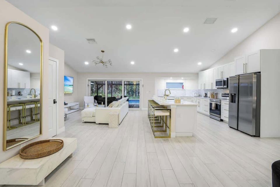 Whether you're getting food delivered or you're a chef at heart, this kitchen will give you EVERYTHING you need and more! It's fully equipped with all the culinary tools you need to bring your talent to life and to put a big smile on everyones faces.