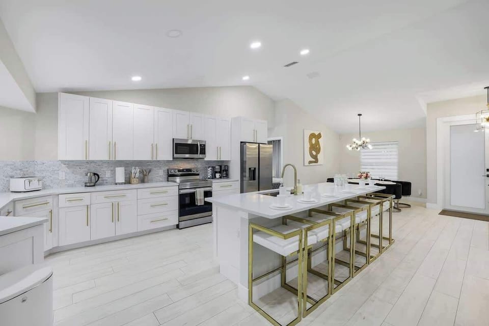 Whether you're getting food delivered or you're a chef at heart, this kitchen will give you EVERYTHING you need and more! It's fully equipped with all the culinary tools you need to bring your talent to life and to put a big smile on everyones faces.