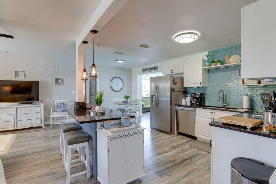 Kitchen | Dishware & Flatware | Coffee Maker | Complimentary Spices