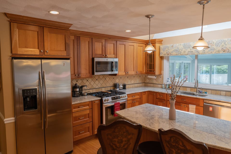 Fully equipped kitchen with many appliances and amenities